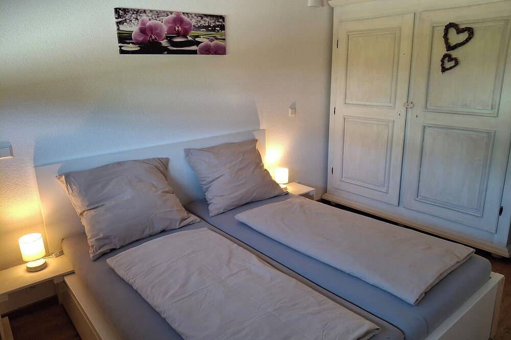 Ganze Wohnung, Ferienwohnung Bodensee-Suedwind nachhaltig Maisonette mit Südbalkon & Alpensicht in Eigeltingen, Landkreis Konstanz