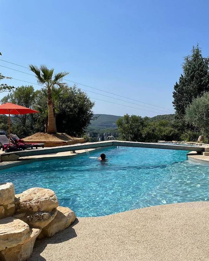 Hôtel pour 2 personnes, avec jardin ainsi que piscine et terrasse à Montclus