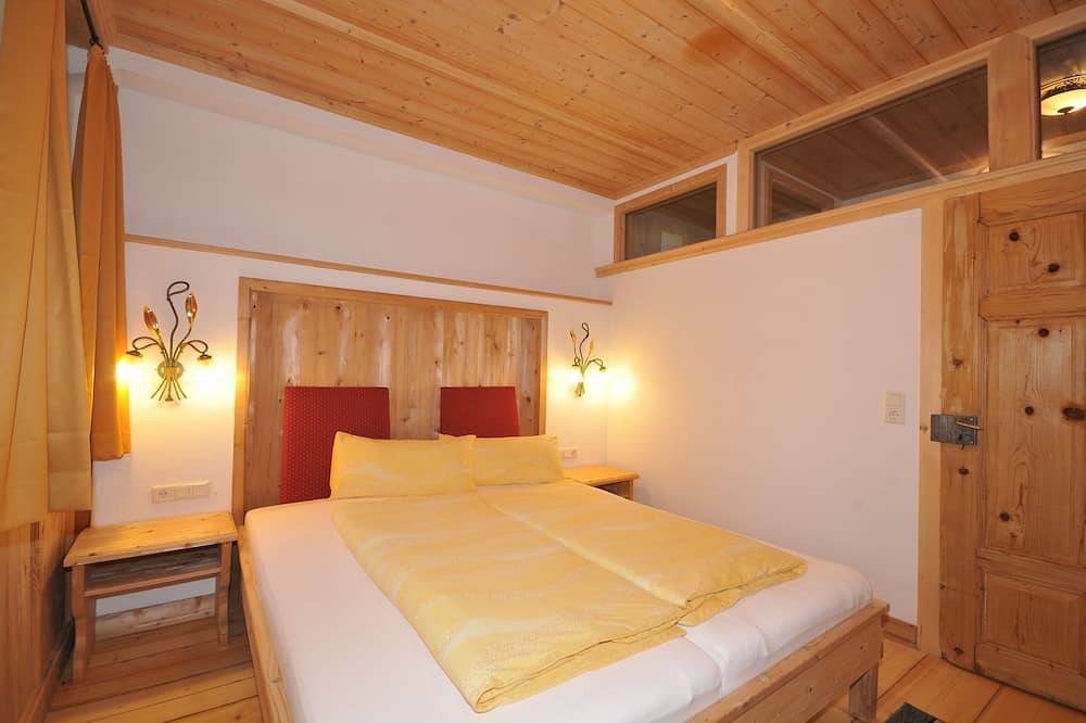 Entire apartment, 2 Emanuela, antique villa with veranda and unique mountain views in Zellberg, Tirolean lowland region