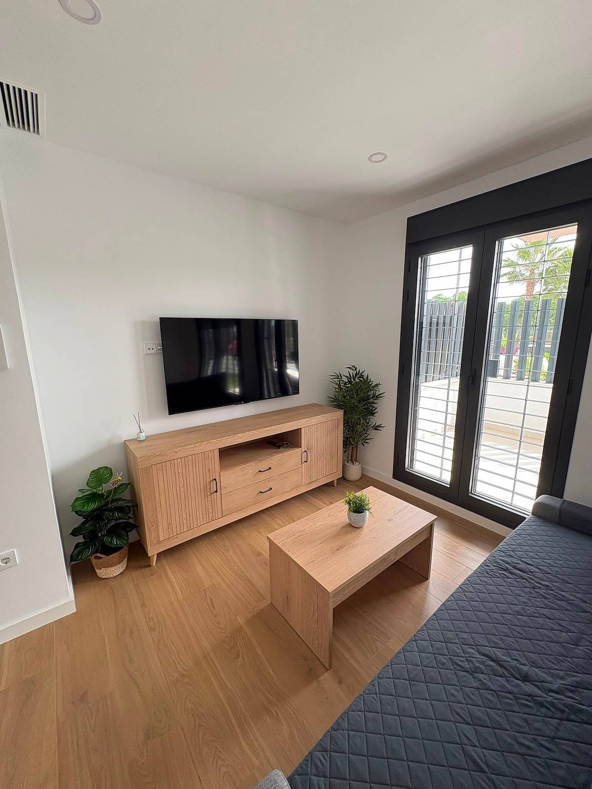 Apartamento entero, Apartamento en primera línea de playa con piscina y terraza in Torre del Mar, Costa del Sol
