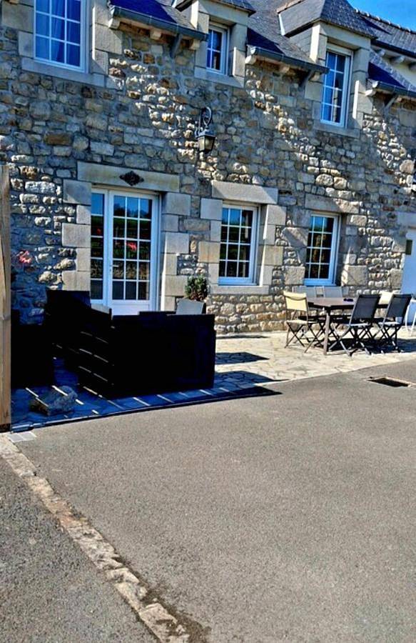 Location de vacances pour 6 personnes, avec piscine ainsi que jardin et vue à Mégrit