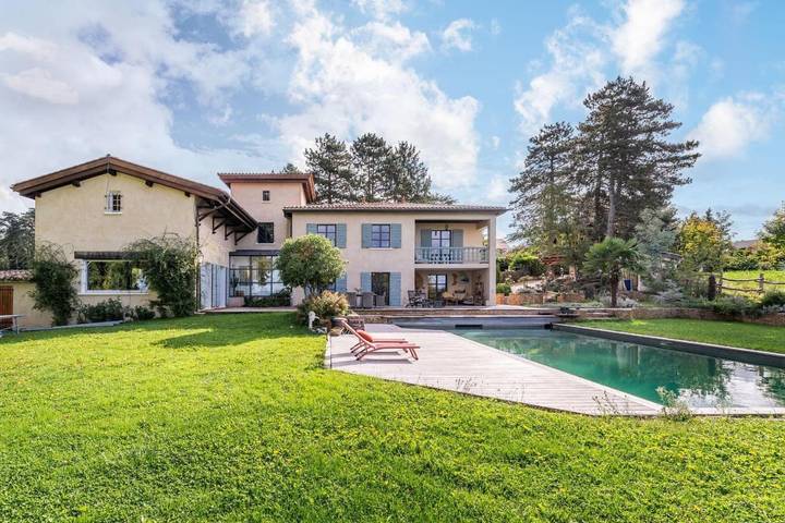 Location de vacances pour 12 personnes, avec jardin ainsi que piscine et balcon à Limonest - 2