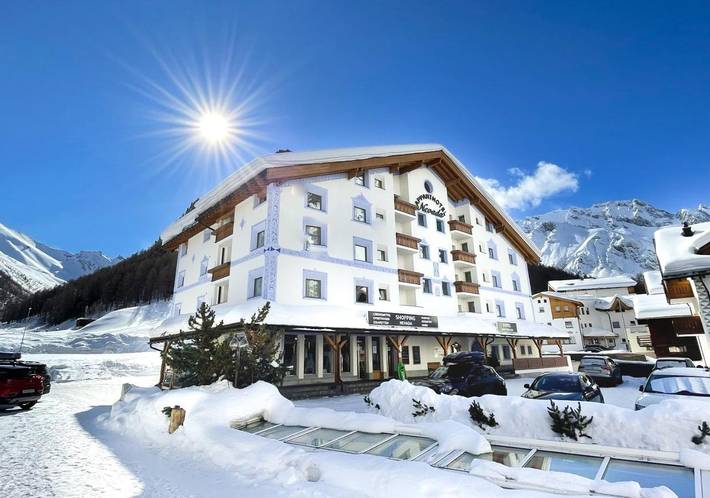 Hôtel pour 2 personnes, avec jacuzzi et piscine ainsi que jardin et sauna