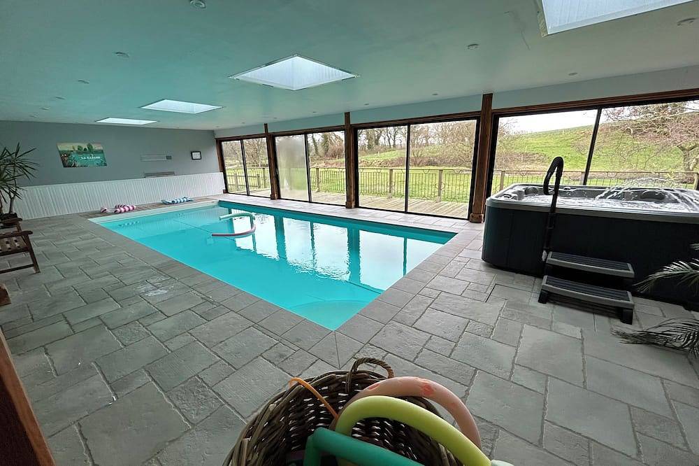 Gîte à la campagne avec piscine  et spa ,idéal pour des vacances en famille! in Saint-Igeaux, Région de Guingamp