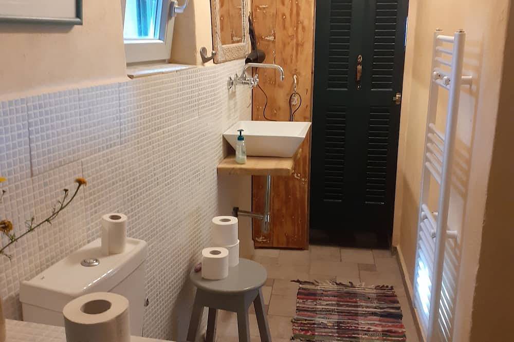 Goatshed, a Romantic Cottage .Sleeps 3.( 2 Ideal )Walk to  long sandy beach. in Messenien