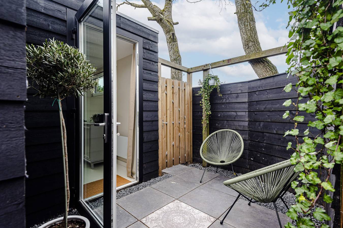 Gehele studio, The Garden Suite in Zandvoort, Nederlandse Noordzeekust