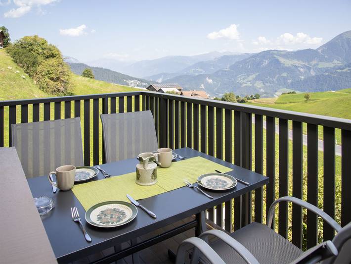 Ferienwohnung für 5 Personen, mit Balkon und Ausblick sowie Sauna und Garten, mit Haustier in Flims Laax Falera