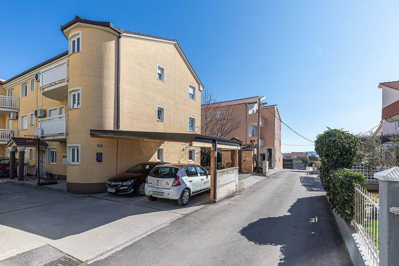 Ganze Wohnung, 2-Zimmer-Ferienwohnung mit Terrasse und Meerblick Kastel Luksic, Kastela A-22071-c in Kastel Luksic, Kaštela