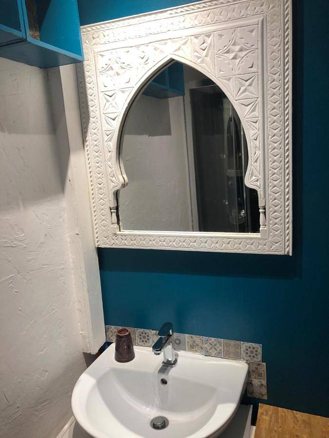 Gîte pour 2 personnes, avec terrasse et piscine ainsi que vue et jardin à Prissac - 2