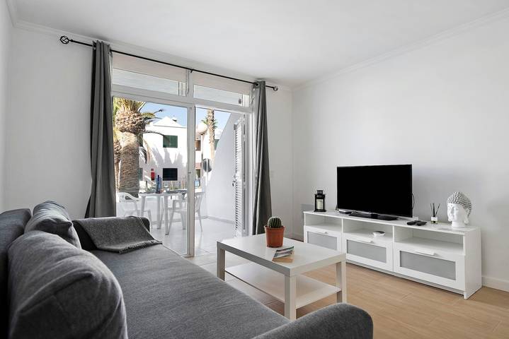 Apartamento entero, Apartamento "Ianoa" cerca de la playa con terraza y Wi-Fi in Puerto del Carmen, Tías