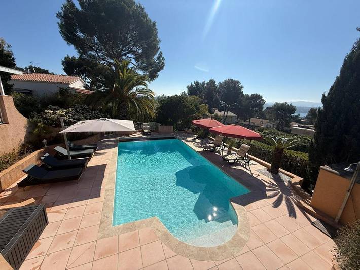 Villa pour 12 personnes, avec piscine ainsi que jardin et vue, animaux acceptés à Bandol