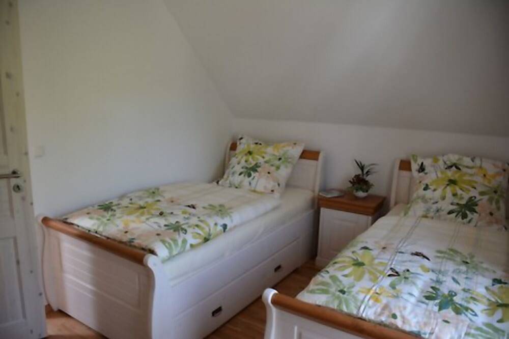 Kinderfreundliches Ferienhaus Boddenblick in Breege mit idyllischem Blick auf den Bodden. Schöne Holzterrasse mit Strandkorb & Grill für entspannte Urlaubsmomente. Ladestation für E-Autos. in Breege, Rügen
