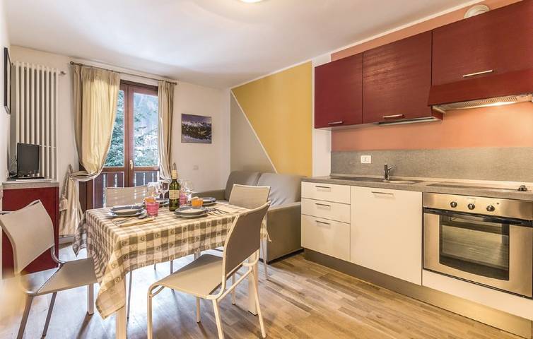 Appartamento intero, Appartamento 'Rosa delle Dolomiti Bilocale1' con vista sulle montagne e sauna in comune in Carisolo, Alpi dell'Adamello e della Presanella