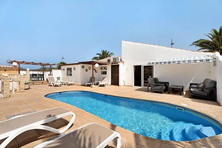 Villa voor 6 personen, with tuin and zwembad as well as whirlpool, kindvriendelijk in Amarilla Golf