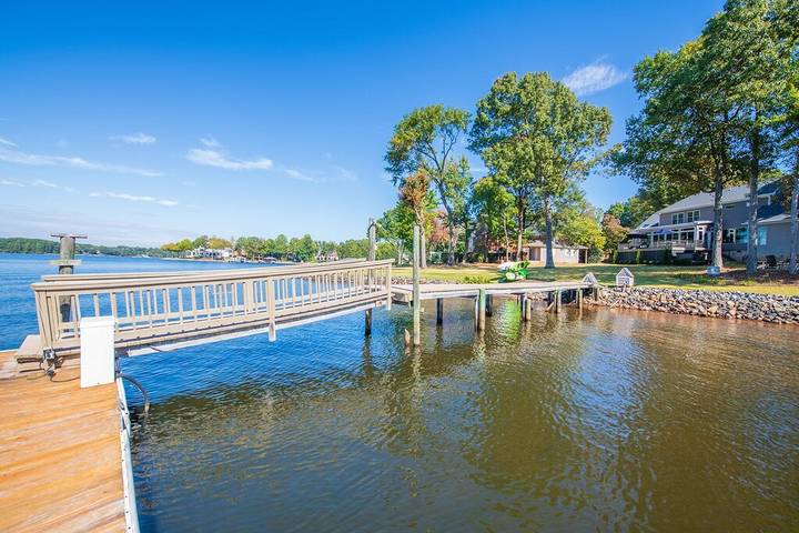 Vacation rental for 14 people, with hot tub and terrace, with pets in Lake Norman