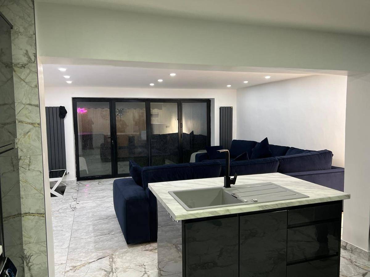 Penthouse Style Luxury 2 Bedroom House has Hot-Tub, extra fees apply in Birmingham, Birmingham y alrededores
