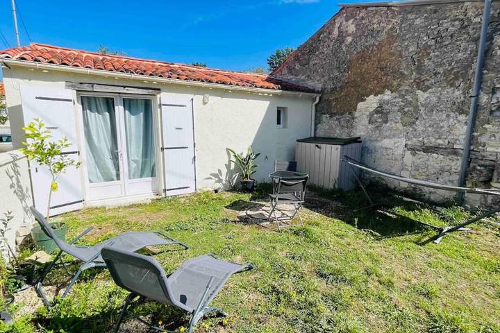 Location de vacances pour 4 personnes, avec jardin à Asnières-la-Giraud