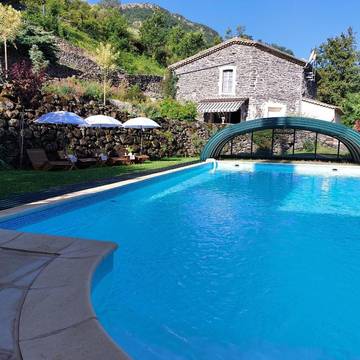 Gîte pour 6 personnes, avec piscine et sauna ainsi que jardin et vue à Rochessauve