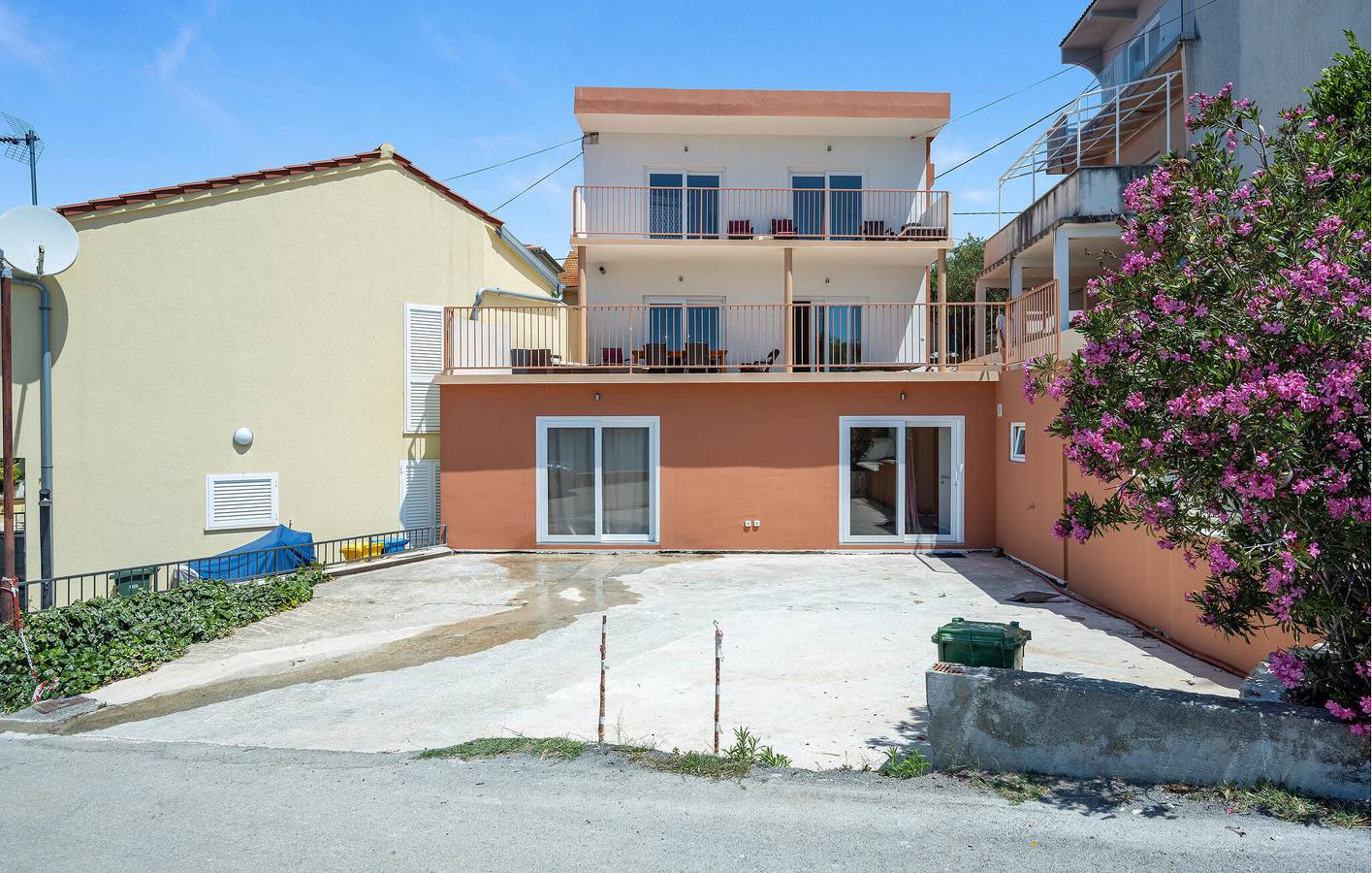 Ganze Ferienwohnung, Gemütliche Wohnung mit Terrasse, WLAN und Parkplatz, 1,5 km vom Strand entfernt in Brodarica, Šibenik-Knin