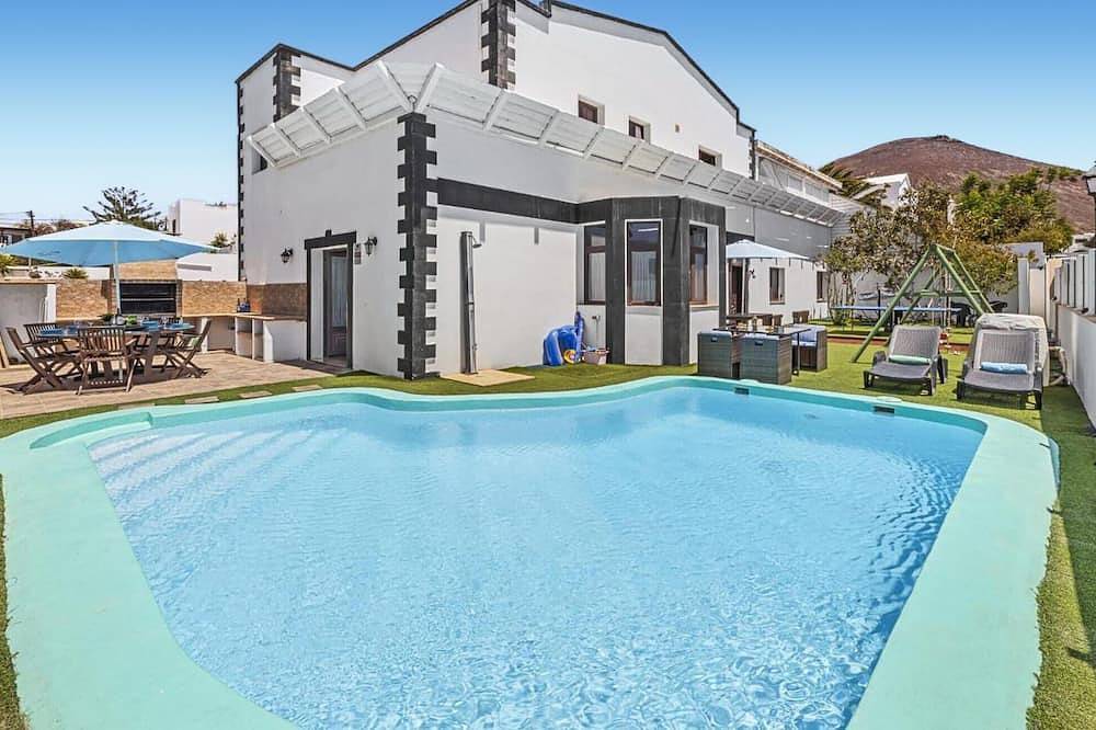 Atemberaubendes Haus in Tahiche mit privatem Swimmingpool, der sowohl drinnen. in Tahiche, Teguise