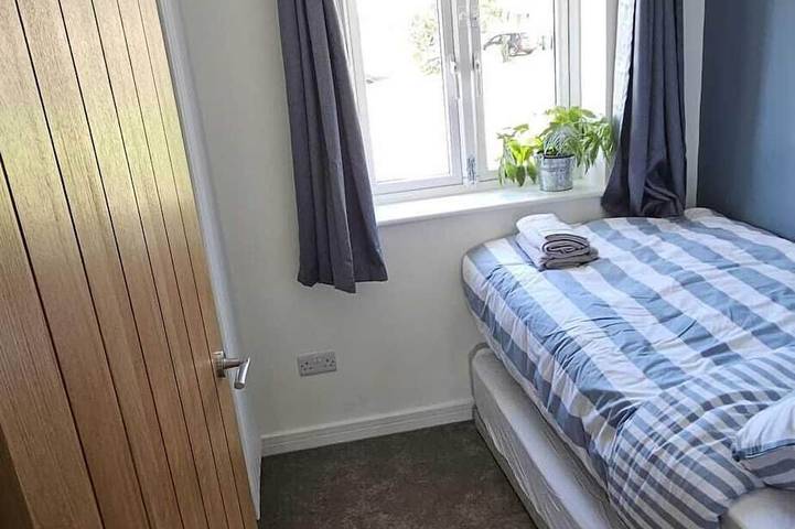 2 bedroom, 10 minute walk to city centre. Parking and outside space. in Wells, Somerset