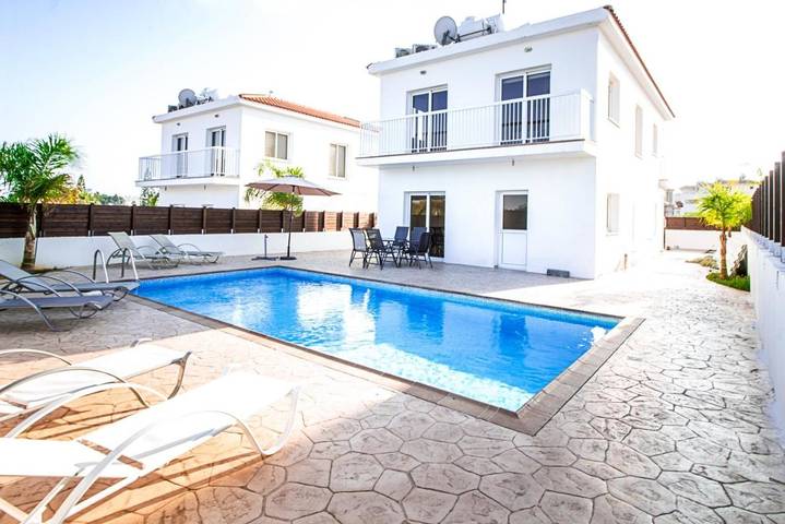Villa for 10 people, with Balcony and Terrace as well as Garden and Pool in Nissi Beach