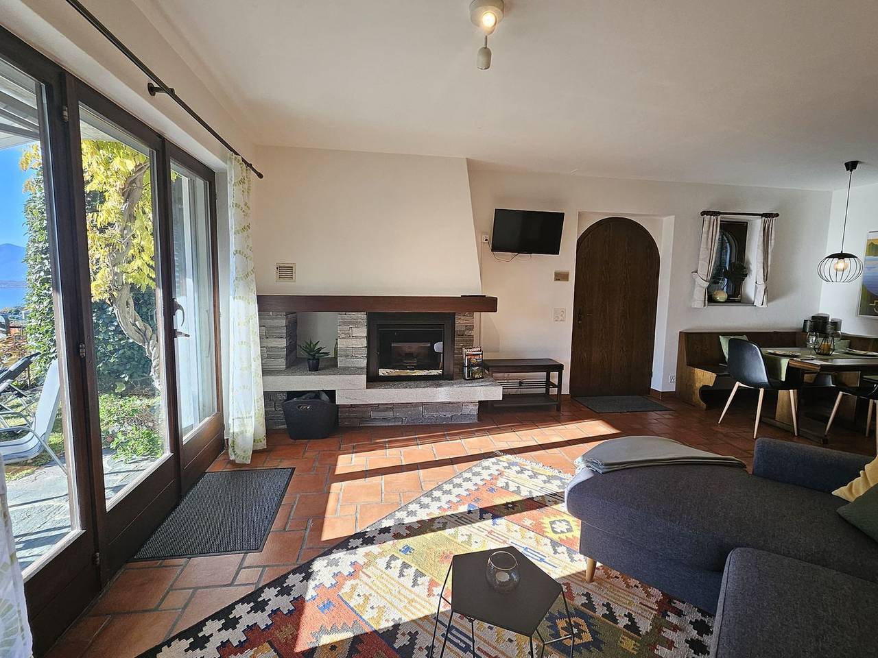 Apartamento entero, Ferienwohnung mit Panoramablick und Aussenpool, Gartensitzplatz und Liegewiese in Gordola, Alpes Ticineses y del Verbano