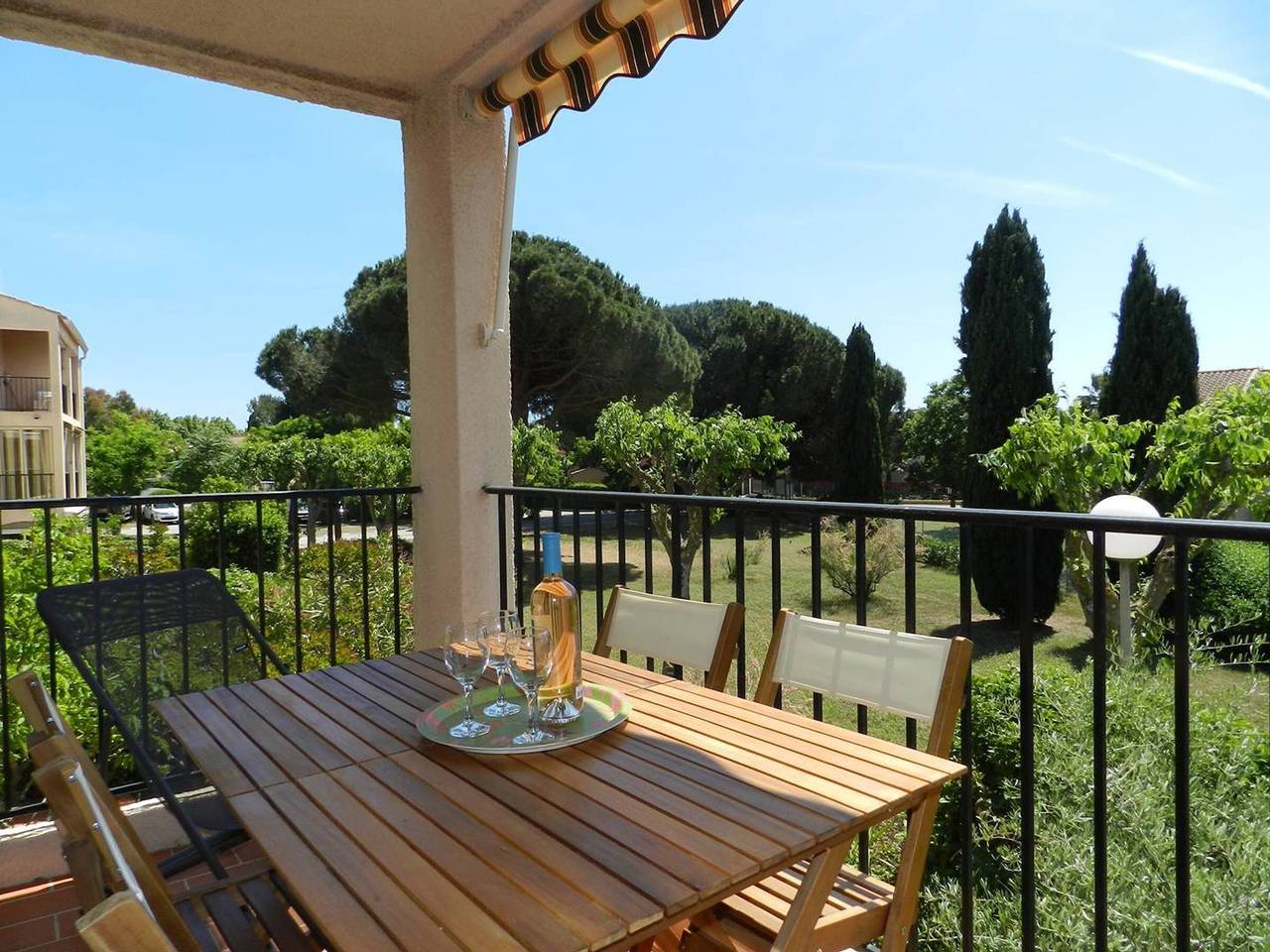 Entire apartment, 2-room apartment, terrace and private parking, La Londe-les-Maures in La Londe-les-Maures, Toulon region