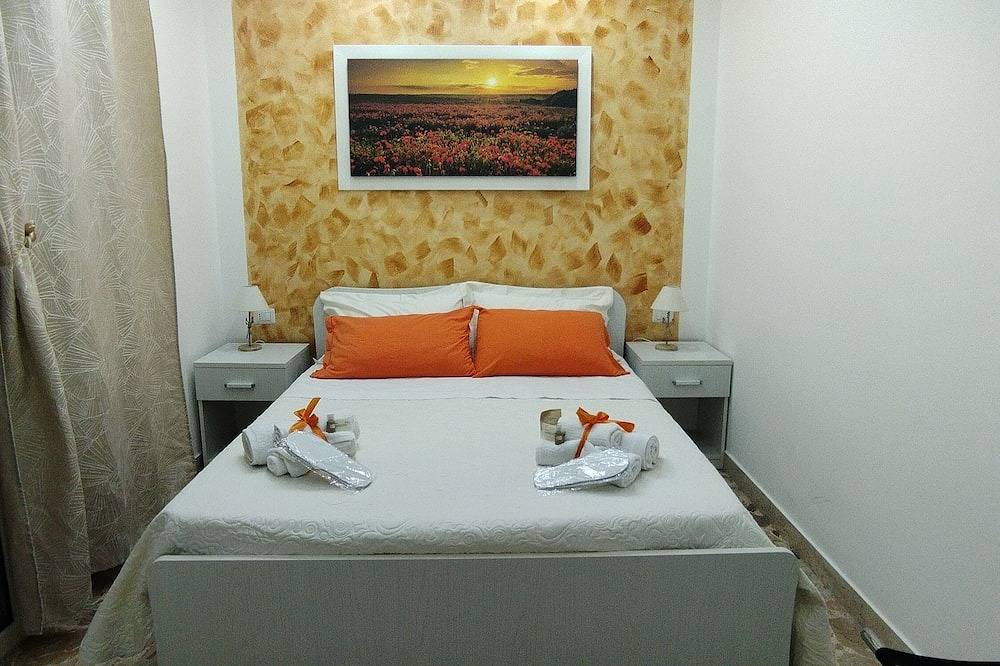 Rome Suite. Within walking distance of the sea, and the heart of beautiful Cefalù.  in Cefalù, Cefalù (Gemeente)