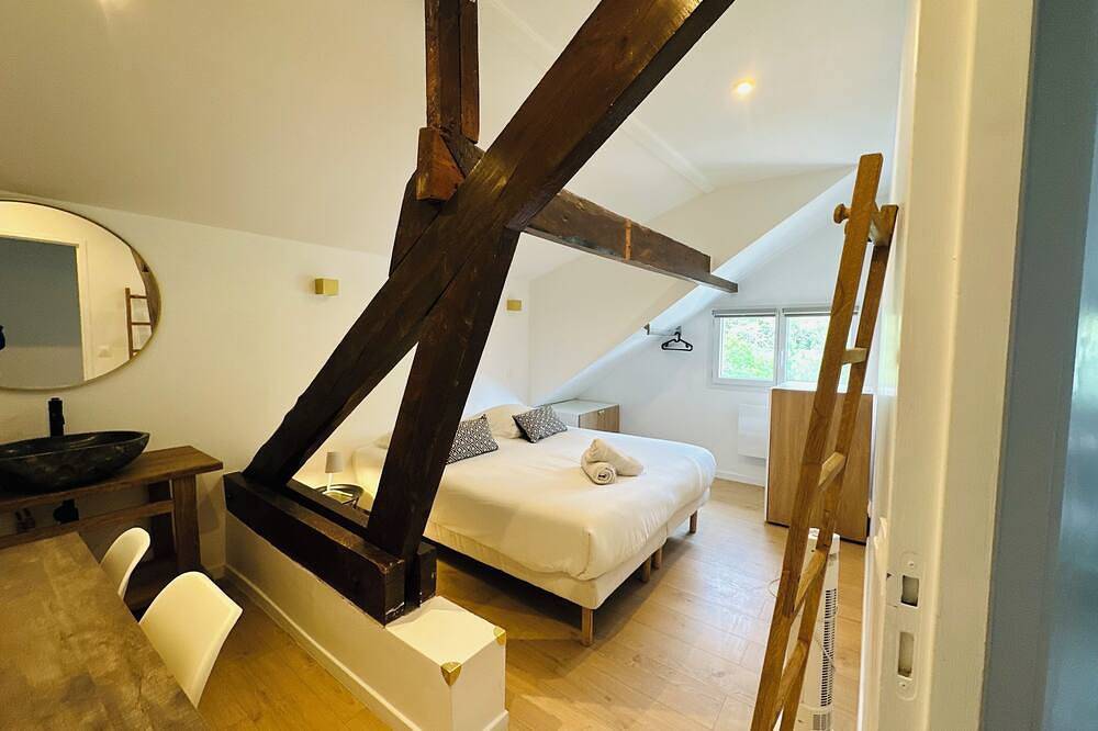 Large 10-bedroom house - Jacuzzi - Garden - Near Bordeaux & Tram in Villenave-d'Ornon, Bordeaux und Umgebung
