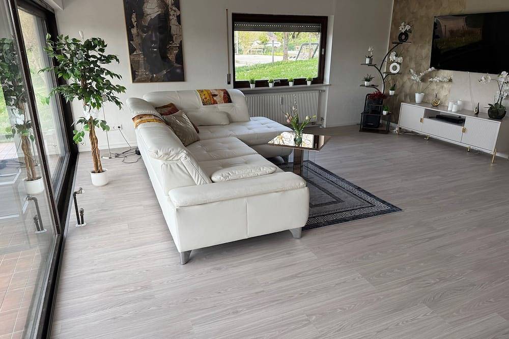Apartamento inteiro, Modern apartment renovated in 2025 - quiet location - 10 km from Basel in Rheinfelden, Floresta Negra do Sul