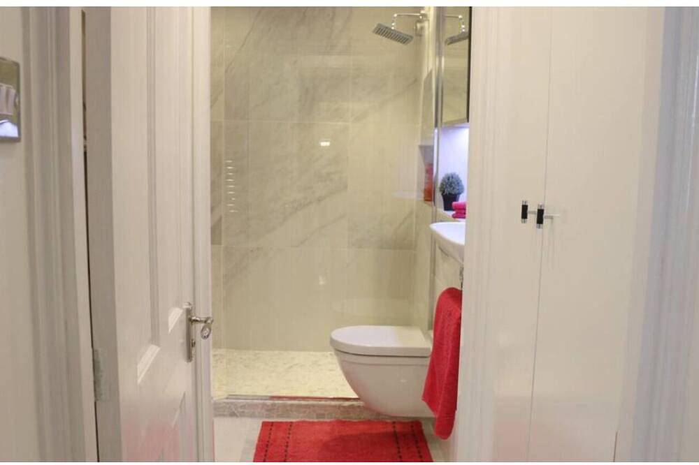 Entire apartment, Sleep 4/5 -Cool Summer Place - Knightsbridge Tube 5 min walk Early Arrival Poss. in Kensington and Chelsea, London