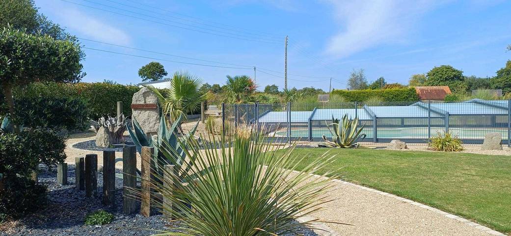 Gîte pour 6 personnes, avec Terrasse ainsi que Jardin et Piscine à Plouaret