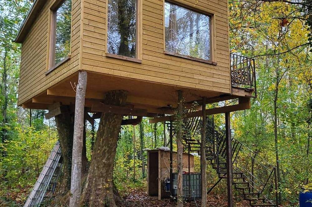 La maison dans les arbres in Escolives-Sainte-Camille, Région d'Auxerre