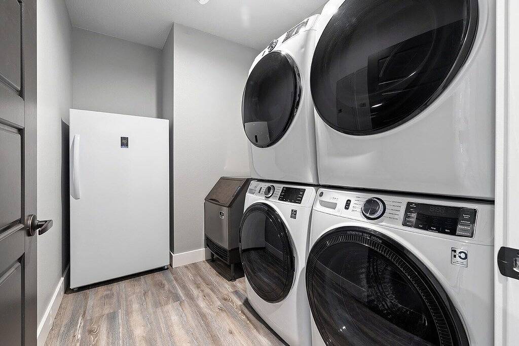 Large-group Retreat w/Hot Tub, 2 Kitchens, Grill in Table Rock Lake