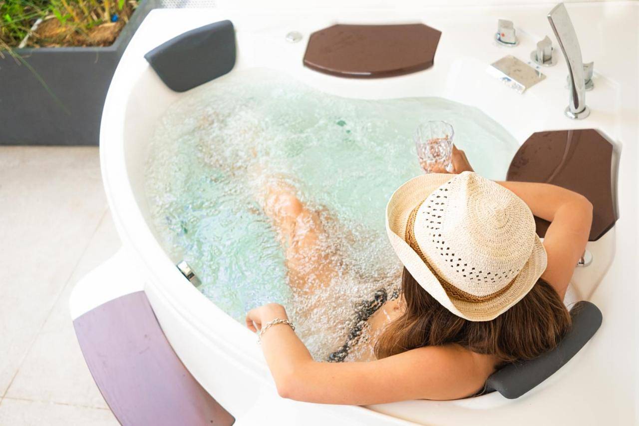 Plaza Lago di Garda Rooms - Rooftop, Lakeview & Jacuzzi in Peschiera del Garda, Gardasee-Berge