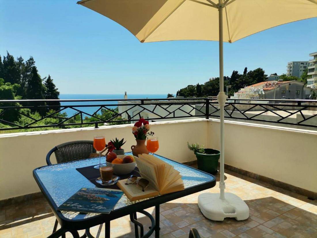 Gehele studio, Studio with Sea views and Large Terrace with sun bed in Ulcinj, Opština Ulcinj