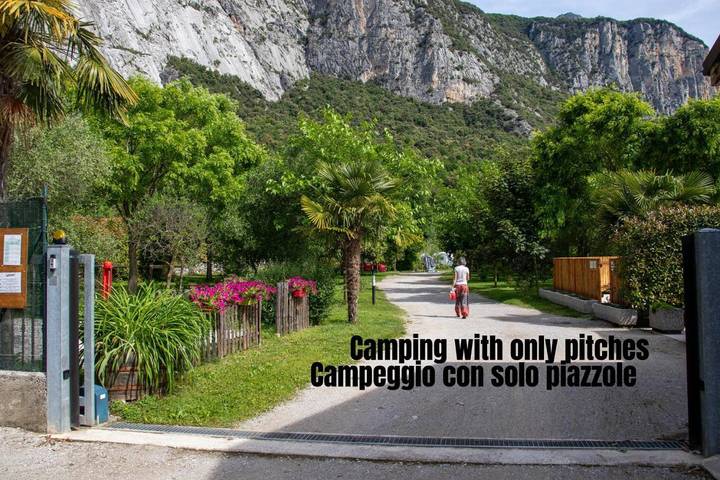 Bungalow per 6 persone, con Idromassaggio e Giardino nonché Piscina per bambini e Panorama in Trentino