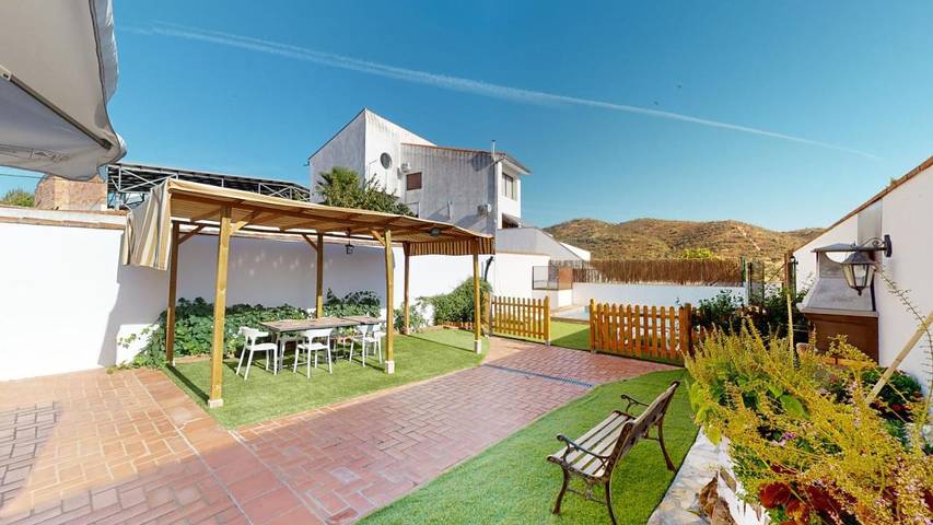 Casa de vacaciones para 14 personas, con jardín además de vistas y piscina, Se admiten mascotas en Valle del Guadiato - 2