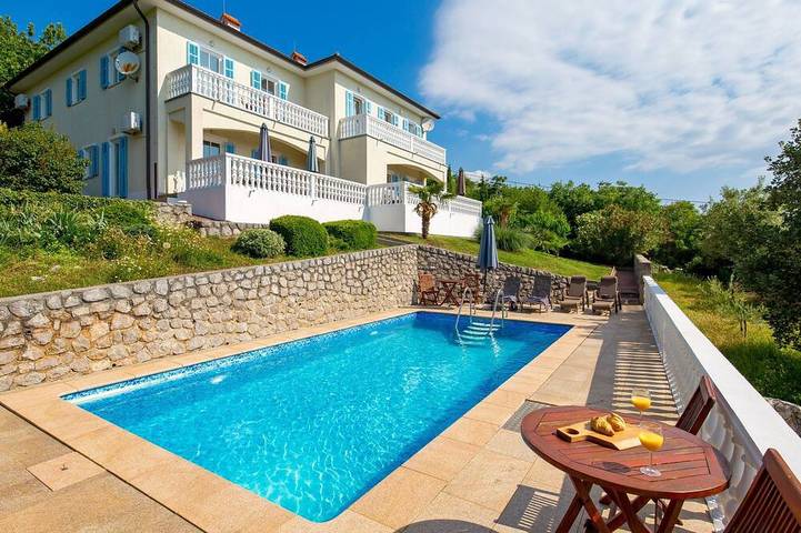 Ferienhaus für 6 Personen, mit Balkon und Pool sowie Sauna