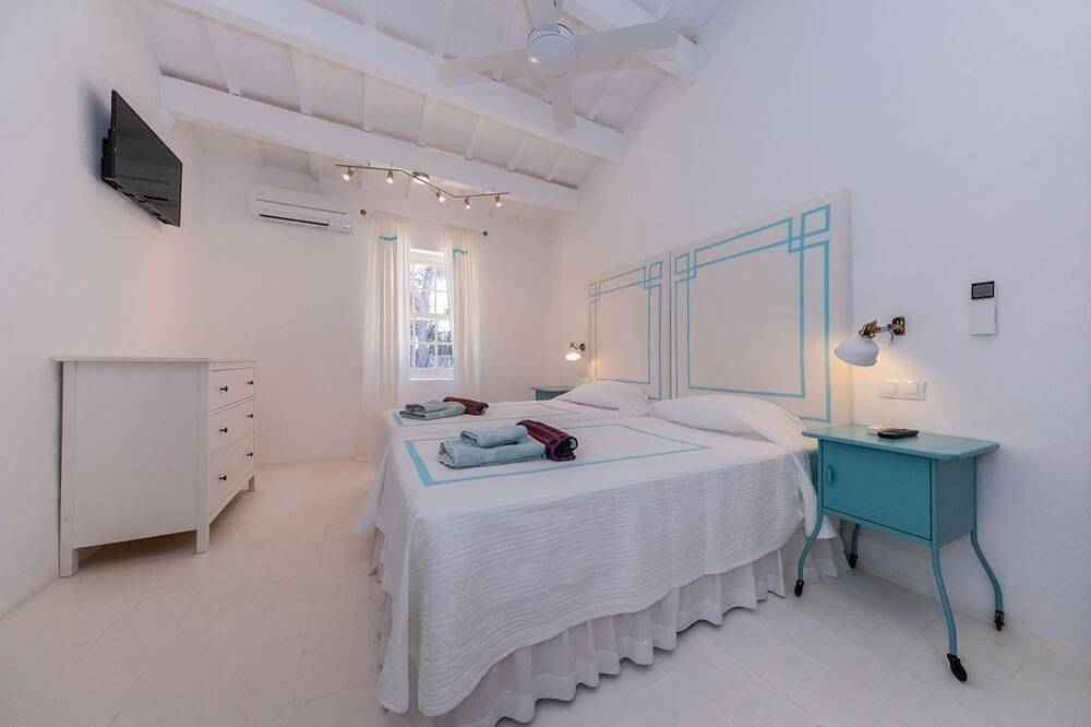 Deluxe Santa Monica - Six Bedroom Villa, Sleeps 12 in Es Migjorn Gran, Menorca