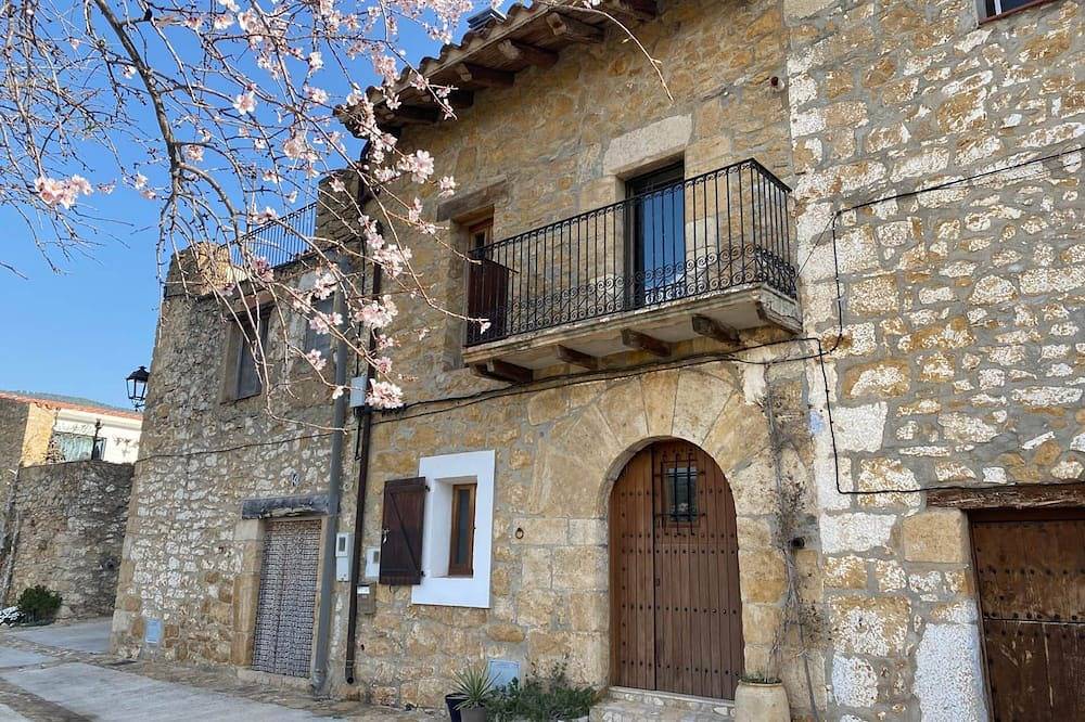 Stone Country House in La Tinença de Benifassà · Nature and a Fireplace in Ballestar, La Pobla de Benifassà