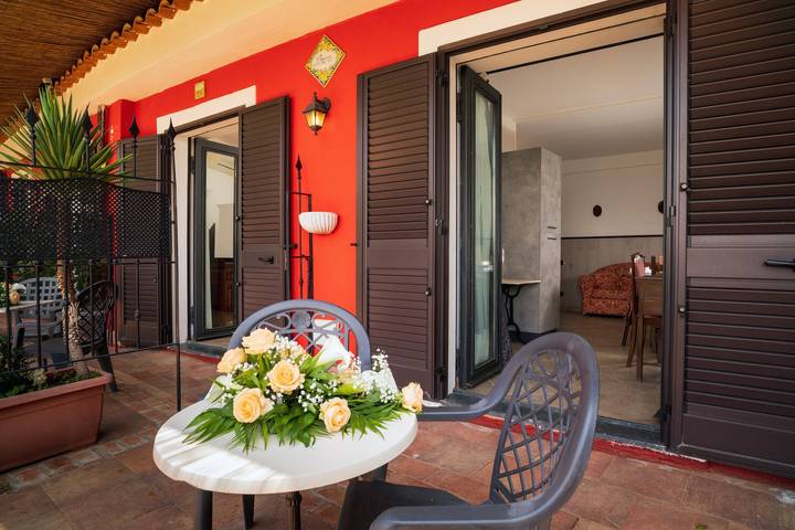 Appartement entier, Appartement de vacances 'Garden Cottage I Dammusi - Limoni' avec vue montagne in Castelmola, Province de Messina