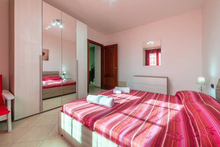 Apartamento entero, Casa de vacaciones "Villa Sunset" cerca de la playa con vistas al mar, jardín y terraza in Capitana, Quartu Sant'Elena