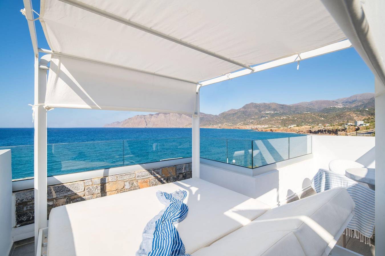 Seafront Villa Moments with Hot Tub, 50m to beach in Noord-Kreta