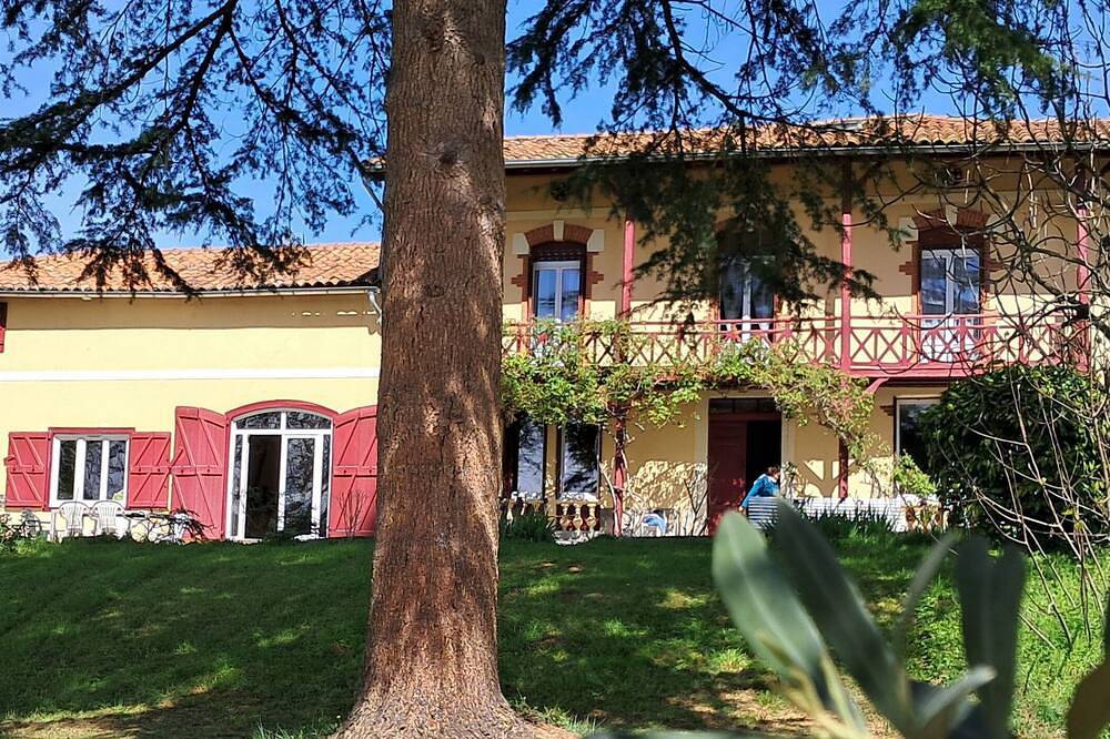 Grand gîte de caractère à 100 km de Toulouse et 30 km de l'Espagne in Labroquère, Haute-Garonne
