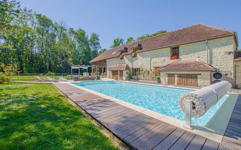 Gîte pour 9 personnes, avec piscine et jardin ainsi que sauna et terrasse