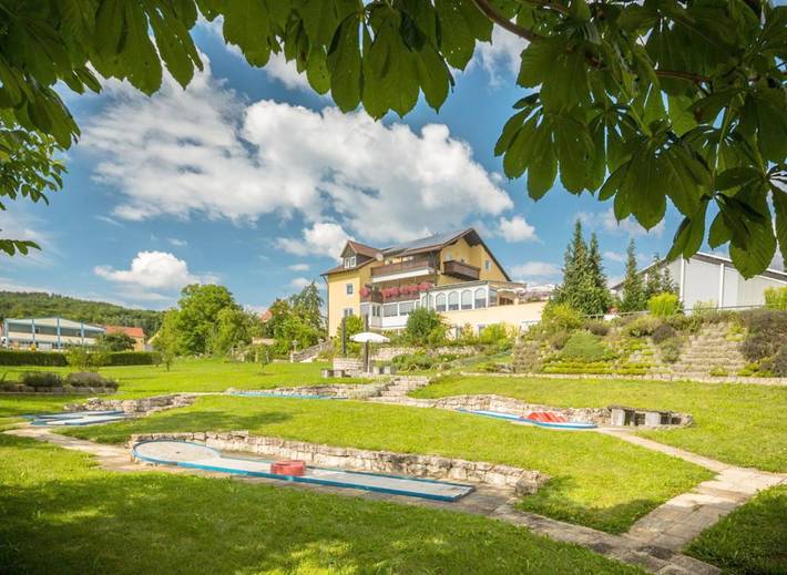 Ferienhaus, mit Balkon und Terrasse sowie Garten und Ausblick in Birgland