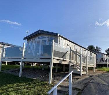 Cabin Sleeps 6 with Parking - Pets Welcome in Filey, North Yorkshire