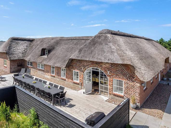 Ferieudlejning for 28 personer, med Terrasse og Pool samt Sauna i Ringkøbing